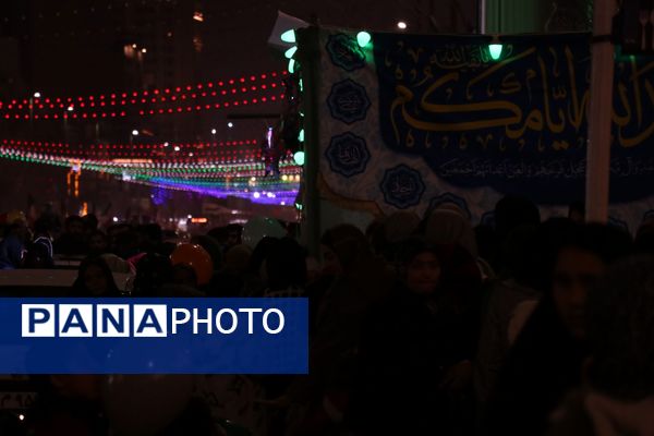 خیابان امام رضا(ع)  مشهد مملو از جمعیت در جشن باشکوه شب نیمه شعبان