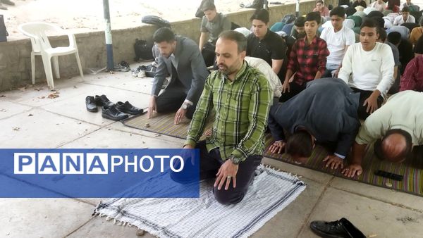 اولین نماز جماعت پایه دهمی ها همراه با کادر دبیرستان شاهد ابوذر غفاری 
