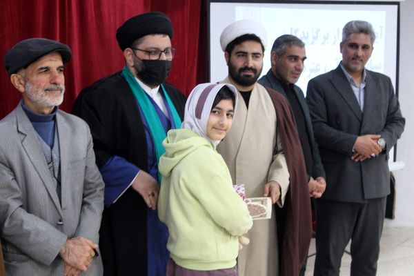 تقدیر از برگزیدگان مسابقات قرآن، عترت و نماز در گلوگاه 