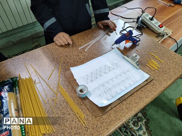 ساخت سازه‌های ماکارونی در دبیرستان معلم تفت