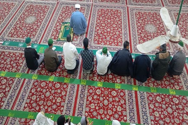 اقامه نماز جماعت باحضور معتکفین در مسجد جامع شهر بار نیشابور 