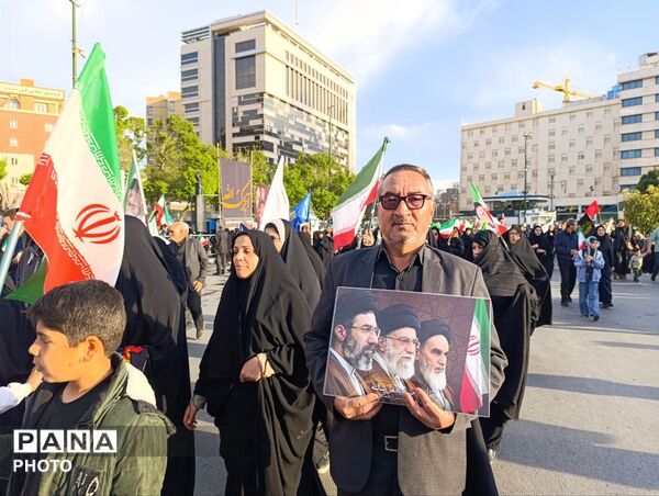 از کوچک تا بزرگ همه در چهلم رهبر شرکت کردند