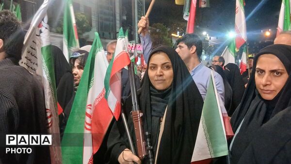 در سپیدای تاریکی ، مردم فریاد روشنی زدند