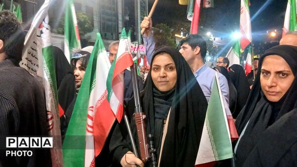 در سپیدای تاریکی ، مردم فریاد روشنی زدند