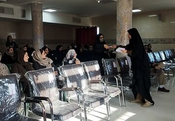 جلسه‌ هم‌اندیشی کادر مدرسه و اولیا در دبیرستان فرزانگان برگزار شد 