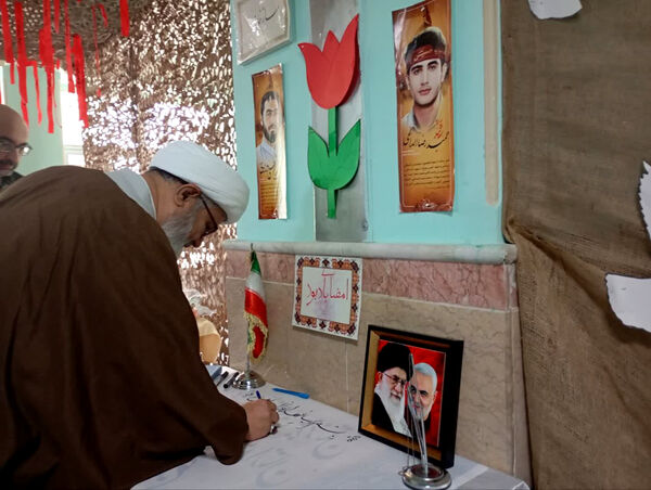 جلوه‌هایی از انس و ارادت دختران دانش‌آموز مدرسه انقلاب اسلامی۲ قم به شهیدان