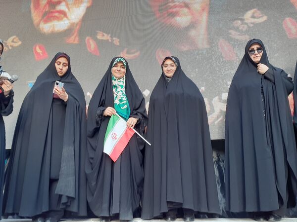 جلوه‌هایی از اجتماع مردم بجنورد در تجلیل از بانوی شجاع رسانه ملی