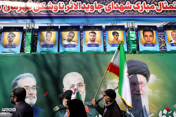 حضور وزیر آموزش و پرورش در مراسم تشییع پیکرهای مطهر ۸۴ شهید قهرمان ناوشکن دنا 