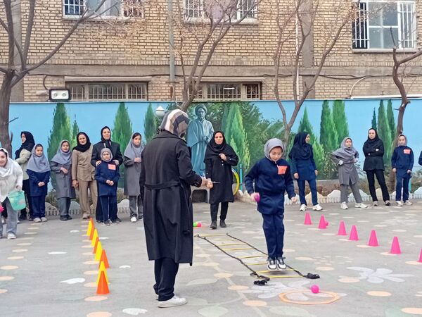 مسابقه جذاب مادر و دختر در دبستان مصلی نژاد حضرت زینب(س)