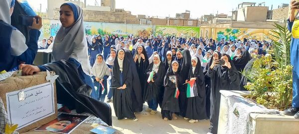 نواخته شدن زنگ نمادین  مشق همدلی در دبیرستان دخترانه بهارآزادی و پسرانه شاهد فاضل فلاورجان 