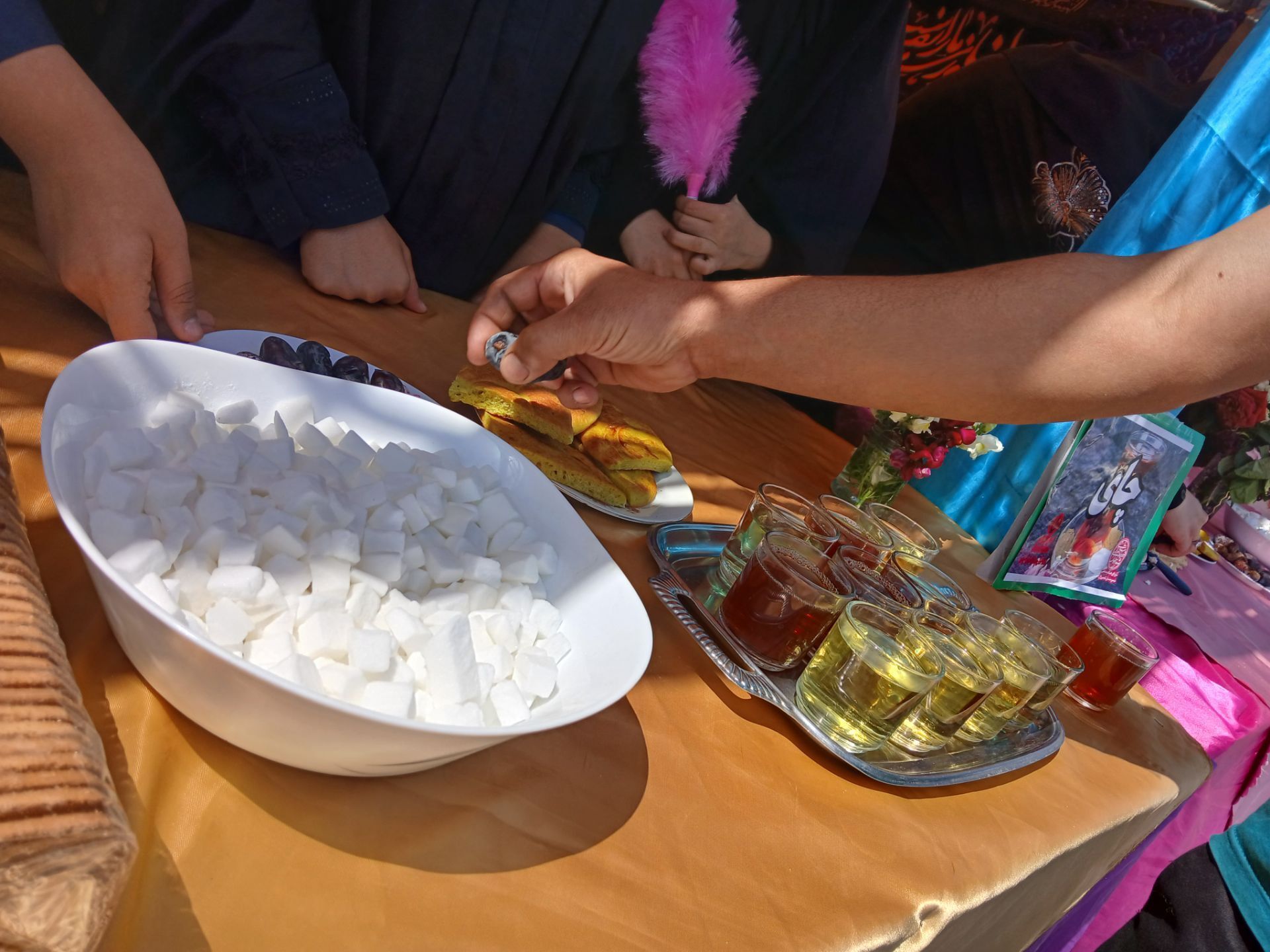 همکاری دانش آموزان خادمیار دبستان ضحی۲ با چایخانه دانش آموزی حضرت رضا(ع) شیروان
