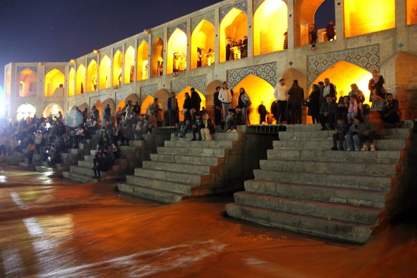 جاری شدن آب در زاینده رود