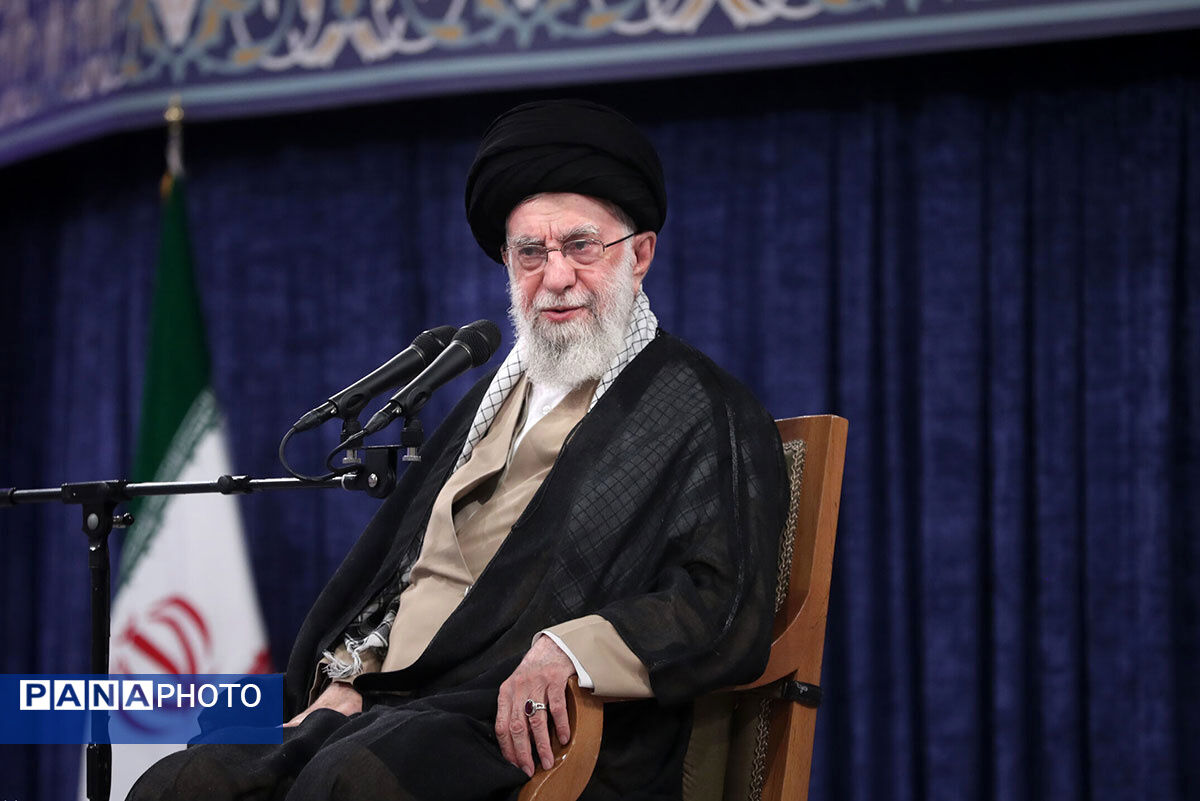 پیگیری وضعیت سلامت رضا امیرخانی از سوی رهبر انقلاب