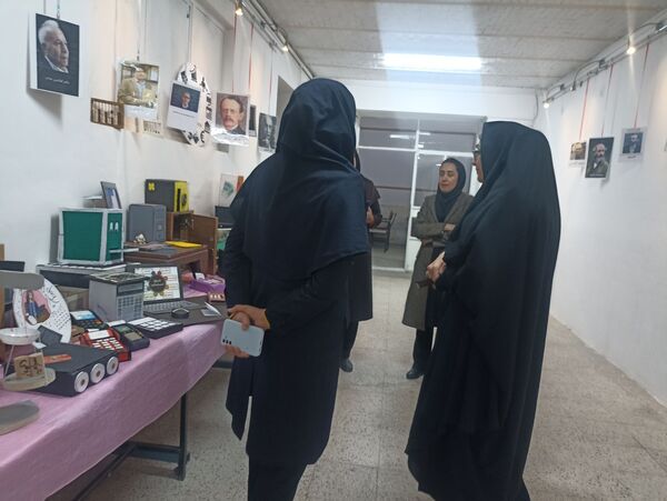 بازدید از نمایشگاه دست سازه هنرستان فنی و حرفه ای دخترانه فلسطین 