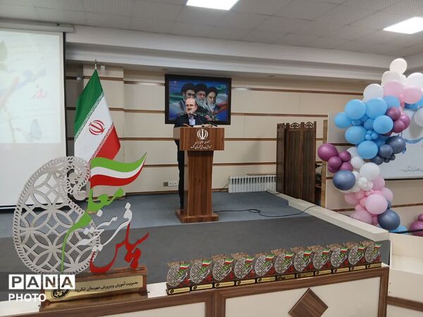 بزرگداشت هفته مقام معلم با تجلیل از ۳۰ معلم نمونه و ۶۰ فرهنگی بازنشسته در لنگرود
