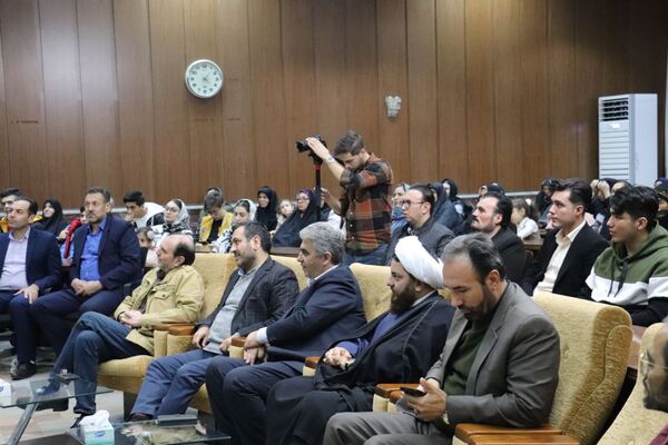 رونمایی کتاب «سه کبوتر حدادان» دانش‌آموز تبریزی