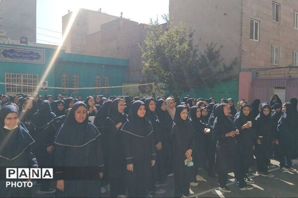 اقامه نماز، محفل انس با قرآن و به صدا در آمدن زنگ مهر و ایثار در مدارس شهرری 