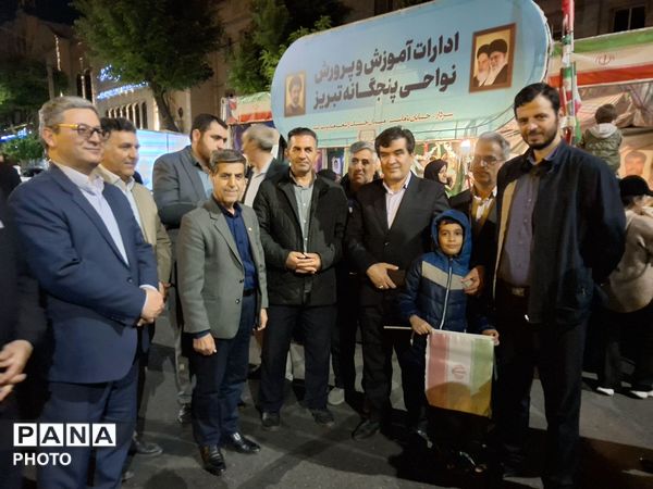 غرفه جهادی آموزش و پرورش ناحیه ۴ تبریز با حضور معلمان فعال علمی و فرهنگی، در میدان ساعت تبریز