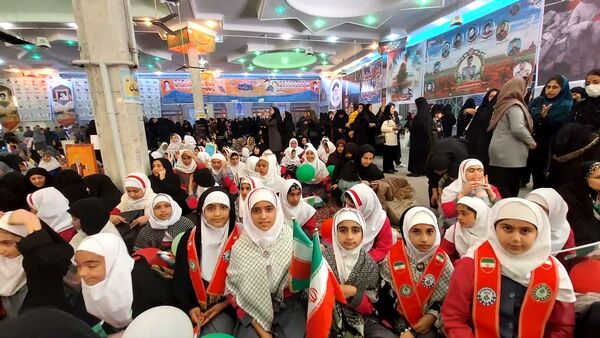 دانش آموزان دبستان بی بی کیا در راهپیمایی ۱۳ آبان
