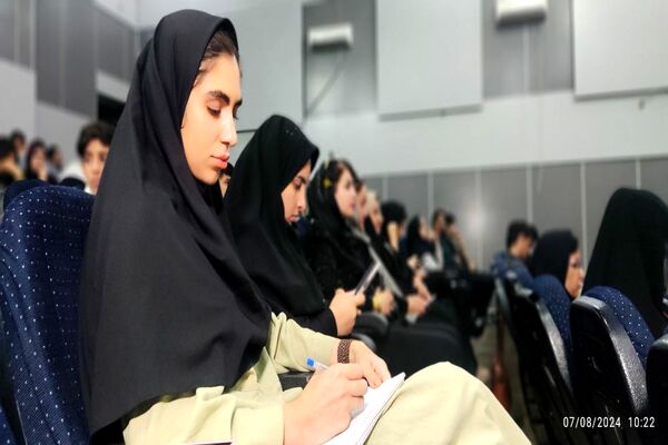 آیین تجلیل از خبرنگاران و فعالان عرصه رسانه در سینما هنر یاسوج
