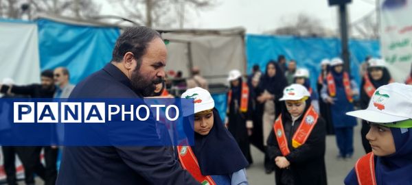 دانش‌آموزان البرزی جشن پیروزی انقلاب را در ۲۲ بهمن باشکوه رقم زدند
