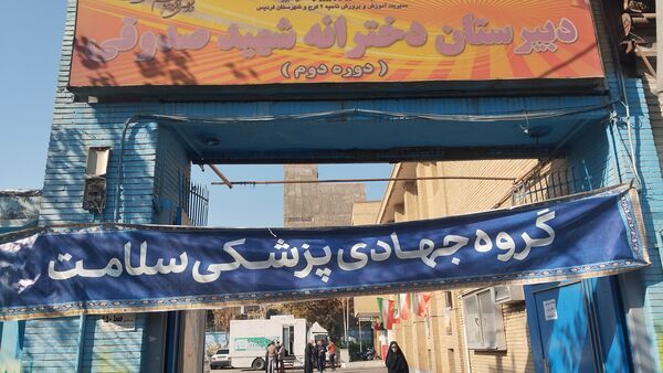 برپایی میز خدمت‌رسانی درمانی در دبیرستان شهید صدوقی با همکاری نهادهای جهادی