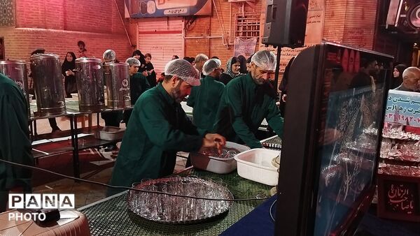 فضای معنوی مسجد جامع نیشابور با برپایی چایخانه حضرت زهرا(س) در رنگ ماتم
