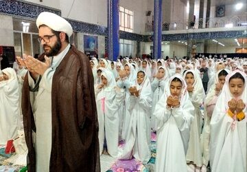 طنین نیایش ۷۰۰ فرشته قروه‌ای در آستانه ماه میهمانی خدا 