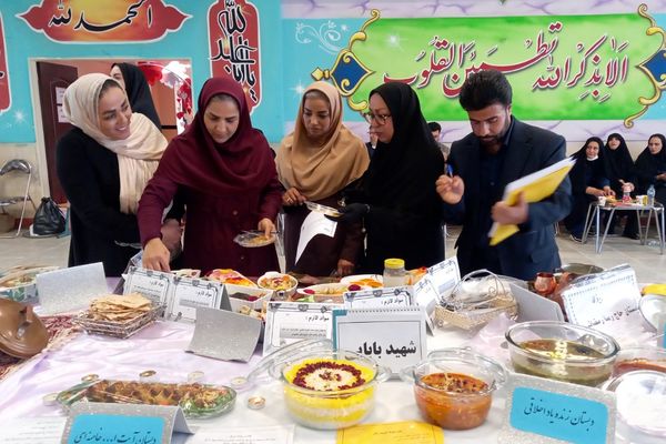میزبانی دبستان آیت‌الله خامنه‌ای از سفره غذاهای رنگارنگ مدارس ابتدایی شهرستان قرچک 