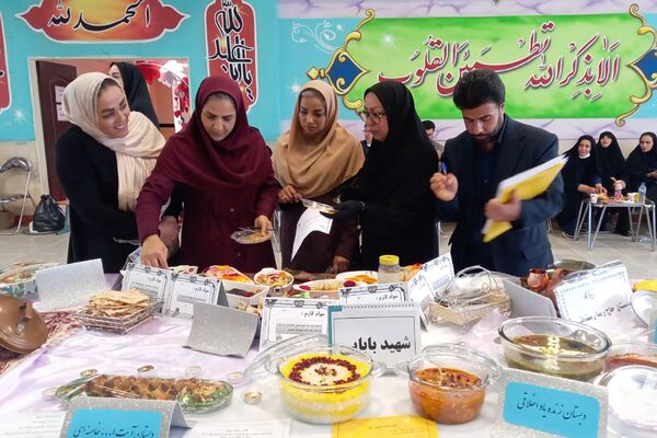 میزبانی دبستان آیت‌الله خامنه‌ای از سفره غذاهای رنگارنگ مدارس ابتدایی شهرستان قرچک 