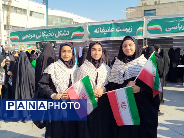 خروش ۱۳ آبان در مشهد؛ دانش‌آموزان، نماد ایستادگی