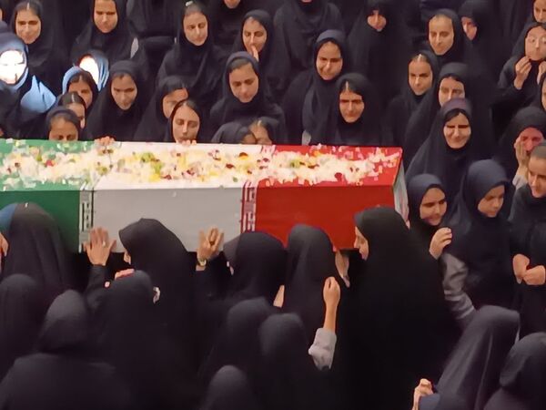 میزبانی دانش‌آموزان دختر شهرستان تفت از شهید گمنام
