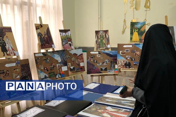 برپایی نمایشگاه آثار هنری دانش‌آموزان به مناسبت دهه فجر 