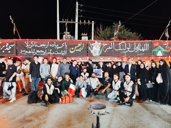 دانش‌آموزان در موکب دانش‌آموزی عشاق‌الحسین از زائرین کربلای معلی پذیرایی کردند