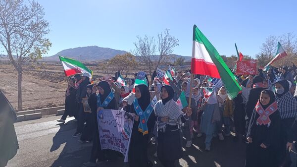حضور پرشور دانش‌آموزان رباط‌سنگ در راهپیمایی 13 آبان ؛ حماسه‌ای از شور و همبستگی 