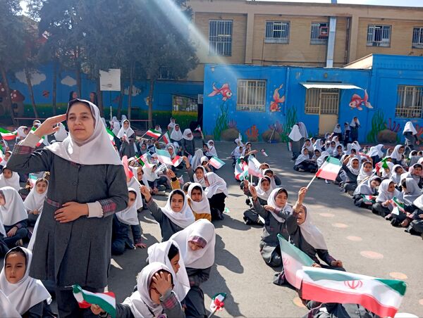 سالروز پیروزی شکوهمند انقلاب اسلامی در دبستان دخترانه نرجس یک و دو 