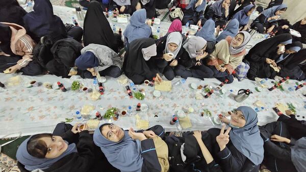 ایجاد همبستگی در ضیافت افطار مدرسه شهید اردستانی