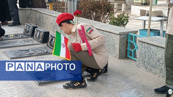 غبار روبی مزار شهدا نیشابور در هفته امور تربیتی