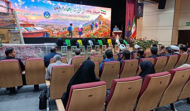 توزیع لوازم التحریر بین مددجویان کمیته امداد به نیابت از شهدای میناب در قم