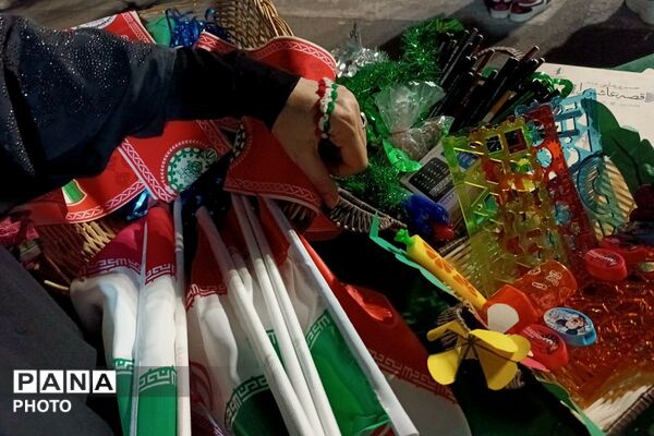 اجتماع پرشور دانش‌آموزان دبستان پسرانه توحید در غرفه شهدای دانش آموز ورامین 