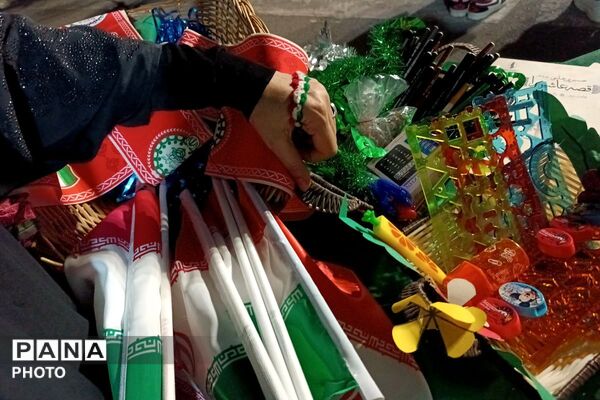 اجتماع پرشور دانش‌آموزان دبستان پسرانه توحید در غرفه شهدای دانش آموز ورامین 