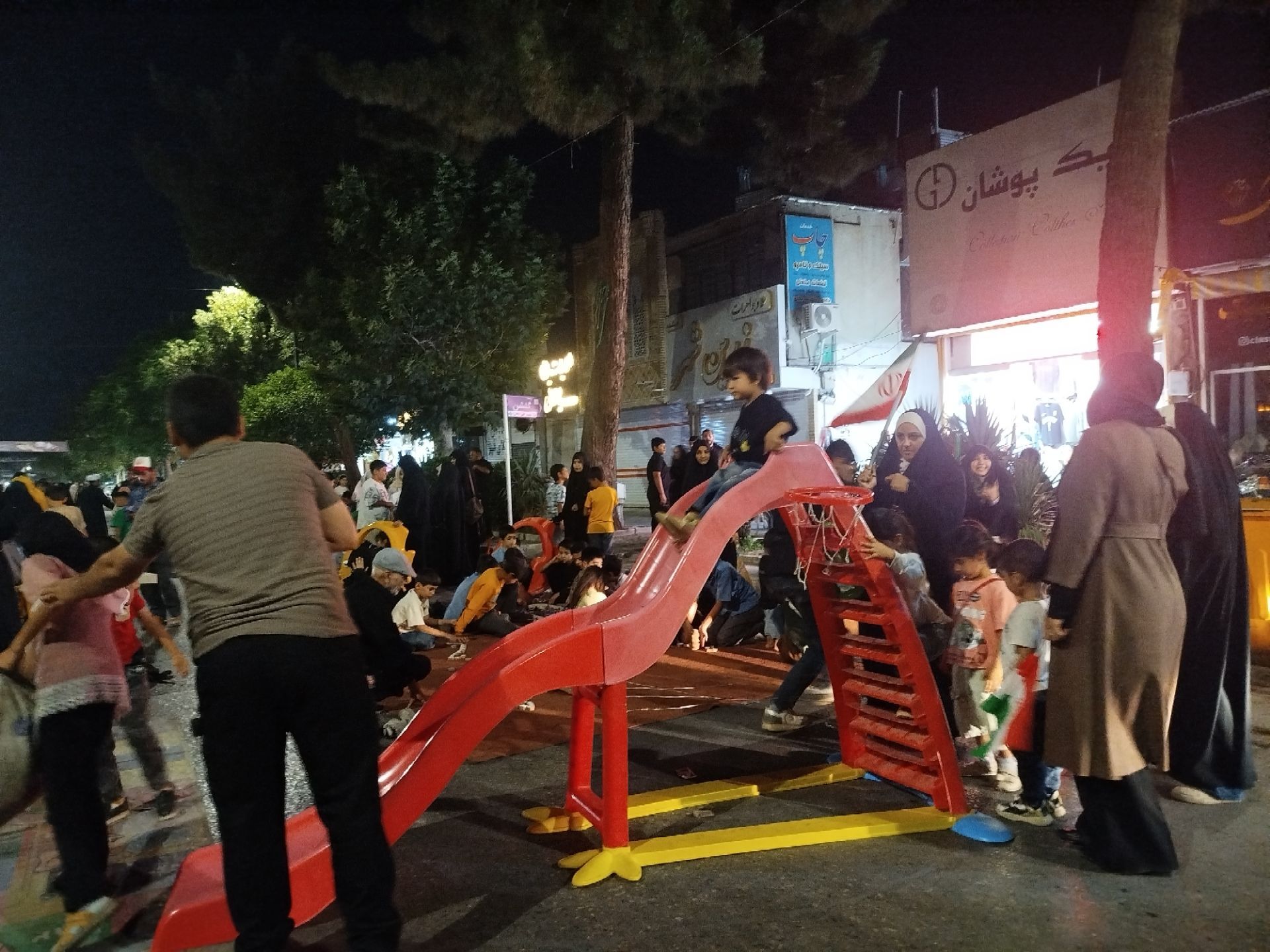 موکب فرهنگیان شبی دیگر در کنار کودکان