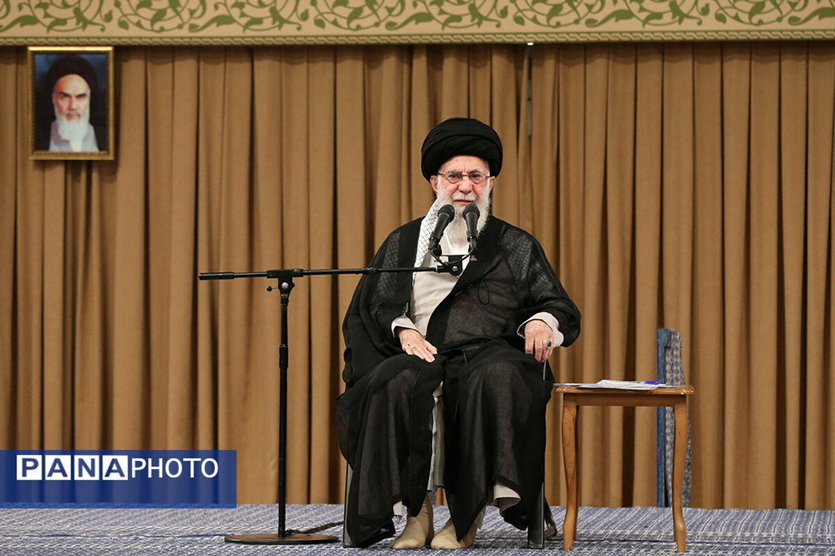رهبر انقلاب: کتاب «ایستگاه خیابان روزولت» پُرکننده‌ خلأ رسانه‌ای-تبلیغاتی است