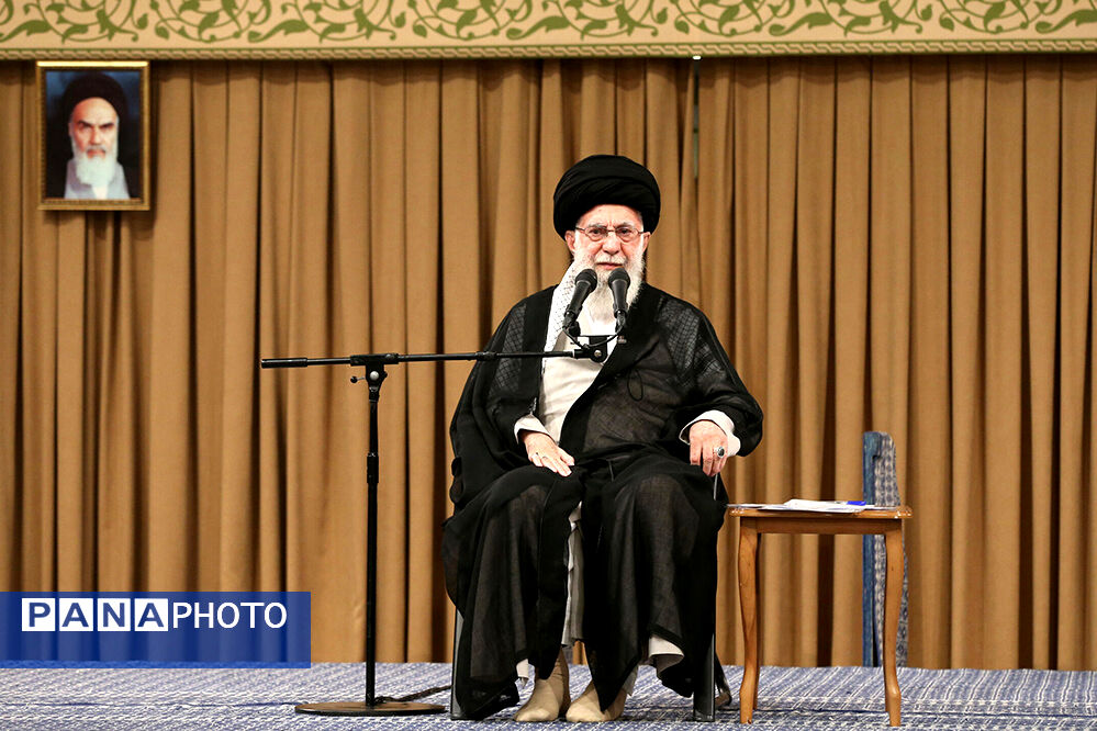 رهبر انقلاب: کتاب «ایستگاه خیابان روزولت» پُرکننده‌ خلأ رسانه‌ای-تبلیغاتی است