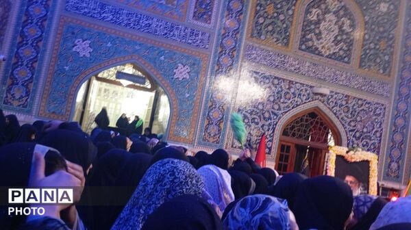 حضور پرشور مردم بر سر مزار رهبر شهید در رواق دارالذکر
