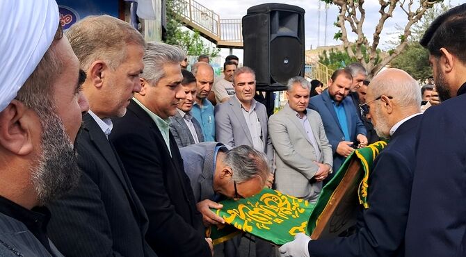 سیمرغ غزل‌سرای عشق؛ پرواز پرچم حرم گنبد طلا بر فراز آسمان بهارستان‌دو