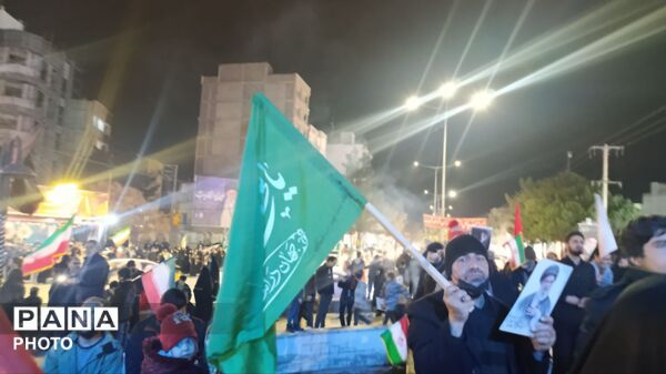 تجمع جوانان‌‌و‌نوجوانان‌در‌بیعت با رهبر انقلاب در نیشابور