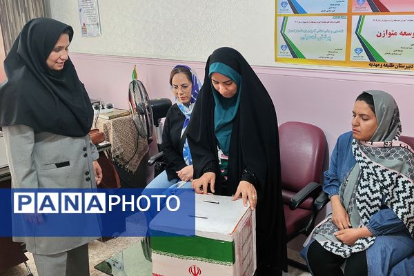 آغاز همدلی خانه و مدرسه، در جلسه انجمن اولیا و مربیان دبیرستان مهدیه