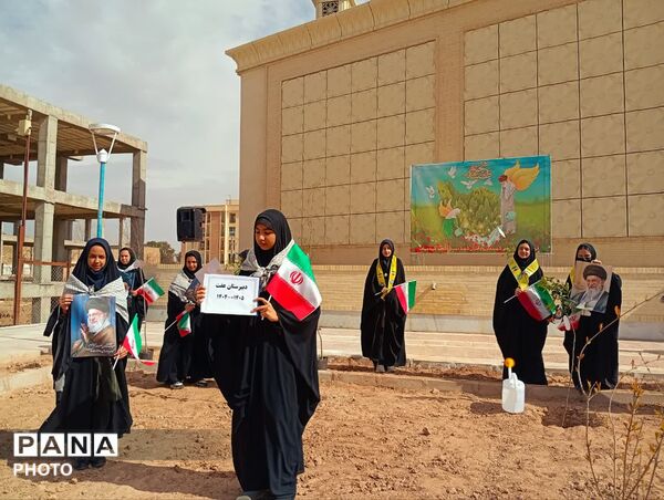 دانش‌آموزان دبیرستان عفت در کاشت ۱۰۰۰ درخت شریک شدند