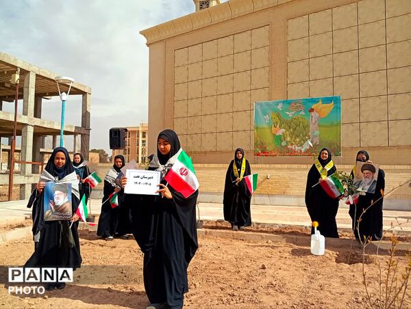 دانش‌آموزان دبیرستان عفت در کاشت ۱۰۰۰ درخت شریک شدند